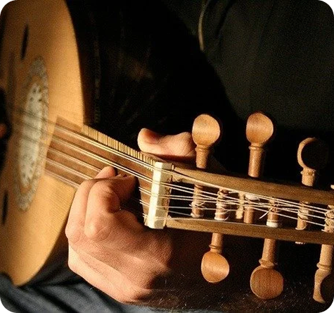 Hands playing oud